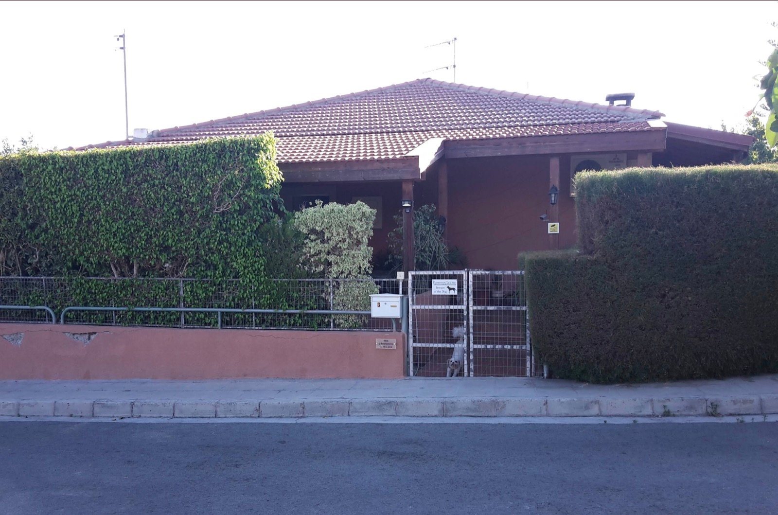 Εξωτερική όψη του ιατρείου / Clinic exterior